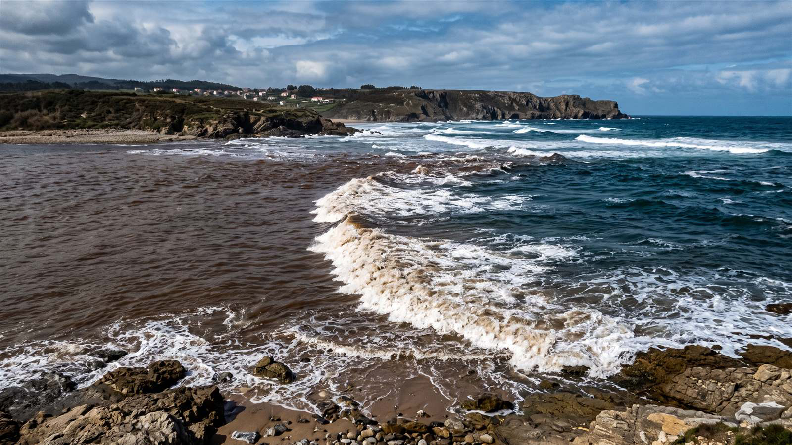 Pescar en aguas tomadas vs. aguas cristalinas: colores, bajos y tácticas